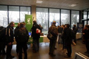 Gnome- und KDE-Entwickler nebeneinander.