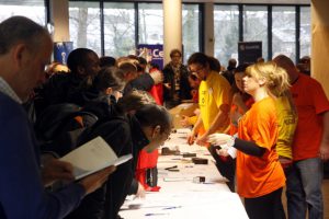 Großer Andrang am T-Shirt- und Spenden-Stand.