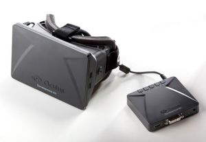Abbildung 1: Die aktuelle Oculus Rift aus dem Developer Kit 1 samt Controllerbox. Beide sind durch ein Kabel fest verbunden.