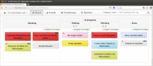 Abbildung 2: Auf dem Kanban-Tool-Board tummeln sich Karten in unterschiedlichen Farben. Einige Tasks sind einem Teammitglied zugewiesen (Initialen rechts oben auf der Karte).