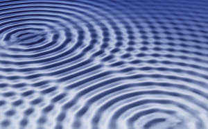 Abbildung 1: Beim Beamforming führen gezielte Phasenverschiebungen zu Interferenzen, die die effektive Signalstärke bei einem Ziel, etwa einem bestimmten Empfänger, verstärken. So lassen sich Räume leichter und besser ausleuchten, ohne die Antennen zu bewegen.
