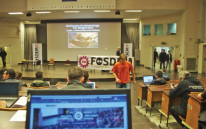 Abbildung 1: Im Hörsaal Janson der Brüsseler Universität fanden die viel besuchten Fosdem-Keynotes statt. Hunderte Laptops waren hier keine Seltenheit.