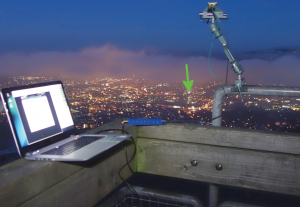 Abbildung 5: RTT-Messung mit einem WLAN-Router neben einem blinkenden Headlight in 2,5 Kilometern Entfernung (Pfeil) und einer darauf gerichteten 50-Zentimeter-Yagi-Antenne.