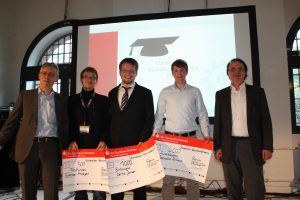 Von links nach rechts: Univention-Chef Peter Ganten, die Preisträger Raphael Hiesgen, Dennis Jansen und Sebstian Roland sowie Juror Jan Kleinert vom Linux-Magazin.