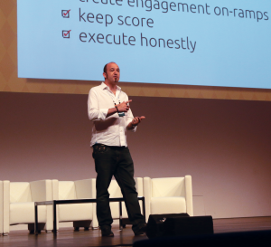 Abbildung 2: Jono Bacon gibt bei seiner Keynote über exponentiell wachsende Communities wichtige Tipps.