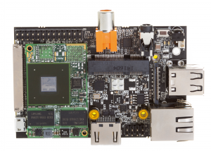 Abbildung 2: Das Hummingboard – hier noch ohne den Kühlkörper. Auf der linken Hälfte zu sehen ist das Micro-SOM-i2eX mit dem Freescale i.MX6 und zwei RAM-Bausteinen.
