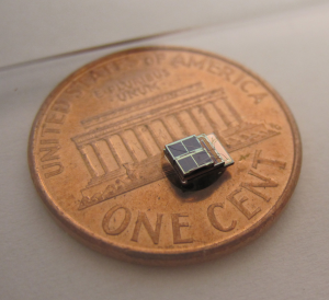Abbildung 3: So winzig kann ein komplettes Cortex-M3-basiertes Sensorsystem inklusive Solarzelle und Akku sein. Dieses Beispiel ist gedacht für biomechanische Implantate.