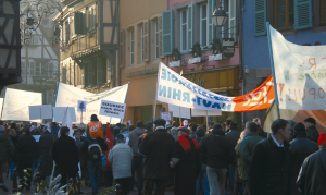 Abbildung 2: Ob die fotografierten Demonstranten auf der Straße oder scheinbar innerhalb eines Gebäudes agierten, hält das Gericht für einen relevanten und zustimmungspflichtigen Unterschied in der Bildaussage.
