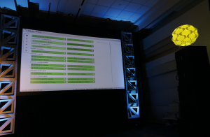 Abbildung 4: Einen Cluster live und mit roher Gewalt zerlegen? Gar nicht so einfach, wie die Demo auf der Susecon via Beamer und Licht-Installation zeigte.