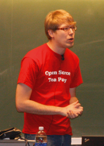 Abbildung 4: Ein T-Shirt mit dem Aufdruck "Open Source Tea Party": Systemd-Mastermind Lennart Poettering auf der FOSDEM 2014 in Brüssel.
