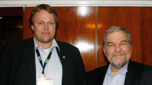 Abbildung 6: Phil Zimmermann – hier rechts auf dem Open Xchange Summit 2013 in Hamburg mit Linux-Magazin-Redakteur Markus Feilner – gehört zum Dime-Team und bringt als Erfinder von PGP viel Erfahrung mit.