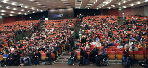 Abbildung 1: Welcome to Fosdem! 5000 Besucher mit 12  000 Wifi-Geräten drängten sich in der Universität.