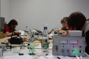 Für Kinder bot die Veranstaltung unter anderem ein Training am Lötkolben...