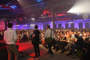 Mehr als 6000 Menschen nehmen an der Veranstaltung teil, die sich als Sprachroh der Netz-Community versteht.