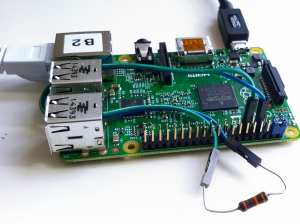 Abbildung 3: Zwei Kabel und ein Widerstand reichen zum Interrupt-Testen.
