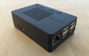 Abbildung 1: Vorher: Der Odroid C1 setzte zwingend ein Mini-HDMI-Kabel voraus und ließ sich nur per Hohlstecker mit Strom versorgen.