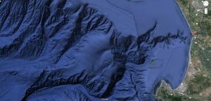 Abbildung 1: Der mehrere Tausend Meter tiefe Monterey Canyon erstreckt sich fast bis zum Ufer.