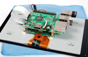 Abbildung 3: Der Raspi findet auf dem Displayboard Platz und lässt sich auch umgekehrt montieren.