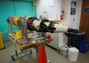 Abbildung 3: Tethys, ein Long Range AUV, im MBARI-Labor. Im gelben Mittelteil sitzt eine Lithium-Primärbatterie. Sie ist auf einem Schlitten in Längsrichtung verschiebbar, um die Trimmung im Wasser zu verändern.