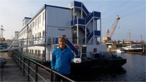 Matthias Marx vor dem vernetzten Flüchtlingswohnheim in Hamburg (Matthias Marx, CC-BY 4.0)