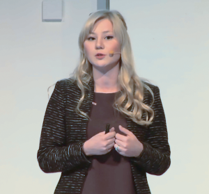 Abbildung 1: Auf der Konferenz 32C3 sprach Aylin Caliskan-Islam über verräterische Algorithmen (aus dem CCC-Video).
