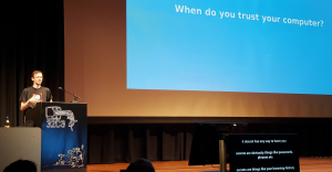 Abbildung 1: Matthew Garrett erklärte auf dem 32C3, welche zahlreichen Hürden dem Bau einer sicheren Hardwareplattform im Wege stehen. Das Trusted Platform Module (TPM) sei Teil der Lösung.