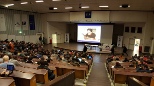 Debianer sind auf der Fosdem zahlreich vertreten, eine Veranstaltung erinnerte an den kürzlich verstorbenen Ian Murdock.