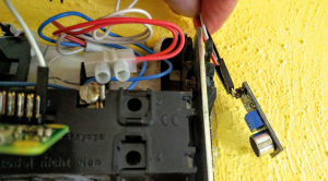 Abbildung 1: Geräuschsensor (rechts) und Raspberry Pi (links) finden im Gehäuse der Türglocke Platz.