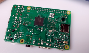 Abbildung 2: Auf der Unterseite der Raspberry-3-Platine sind auch der Bluetooth-WLAN-Chip sowie der Arbeitsspeicher untergebracht.