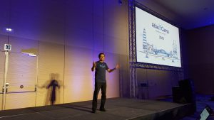 Atlassians CTO Sri Viswanath moderierte die Keynote.