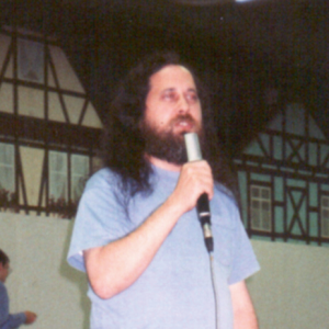 Abbildung 1: Richard M. Stallmann ist ein begnadeter Rhetoriker. Über seine musikalischen Qualitäten, hier beim Vortrag des "Free Software Song" beim Linuxtag 2000, waren die Besucher eher uneins.