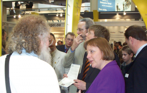 Abbildung 3: Jon "Maddog" Hall trifft die damalige CDU-Bundesvorsitzende Angela Merkel bei der Cebit.
