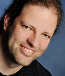 Cornelius Schumacher war KDE fast von der ersten Stunde an verbunden und neun Jahre im Vorstand des KDE e.V. Er war Hauptentwickler und Maintainer für den KOrganizer.