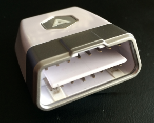 Abbildung 1: Der Automatic-Adapter steckt im OBD-Port des Autos und übermittelt drahtlos per Bluetooth Motordaten an das Handy.