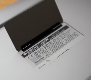 Abbildung 3: Die Klappe auf der Unterseite des Dell XPS 13 schützt offenbar nur das Typenschild gegen die Widrigkeiten des Alltags.