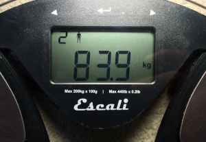 Abbildung 6: Die Waage im Badezimmer zeigt 83,9 Kilogramm an.