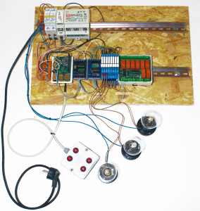 Abbildung 1: Prototyp eines Schaltschranks, aufgebaut auf einer OSB-Platte.