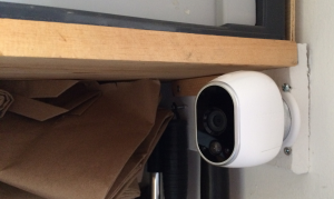 Abbildung 1: Ohne Stromversorgung findet die kleine Arlo-Kamera auch im kleinsten Kabuff Platz.