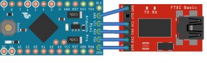 Abbildung 13: Der Nutzer verbindet den Arduino Pro Mini mit einem FTDI-USB-Adapter, um die Software vom Rechner auf den Mikrocontroller zu übertragen.