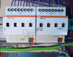 Abbildung 2: Ein KNX Hutschienen-Gerät mit Busanschluss.