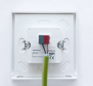 Abbildung 3: KNX-Tastsensor (Rückansicht, mit angeschlossener KNX-Leitung).