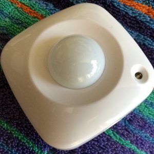 Abbildung 5: Der batteriebetriebene Licht-Bewegungs-Temperatur-Sensor von Zooz spricht Z-Wave mit dem Controller.