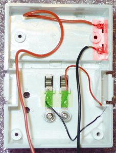 Abbildung 9: Die Batteriekontakte erscheinen rötlich, die Motorkontakte grünlich. Rote Drähte zeigen Pluskabel, schwarze Minuskabel.