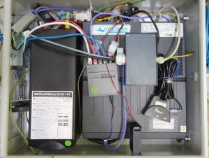 Abbildung 3: Diente dem Autor für ein halbes Jahr als Langzeit-Testsystem: Der Überwachungsrechner Esprimo E9900 eines Kunden aus der Textilindustrie, ausgestattet mit einem Parallelport und zwei serielle Schnittstellen.