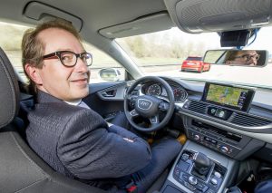 Abbildung 1: Alexander Dobrindt, Bundesminister für Verkehr und digitale Infrastruktur, im autonom fahrenden Audi A7 auf der A9.