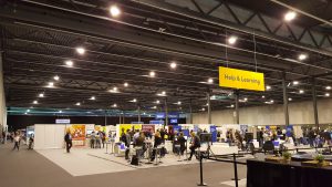 Die große Konferenz- und Ausstellungshalle fasste auch die 1800 Besucher ohne Probleme.
