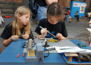Zahlreiche Workshops, im Bild der von Happylabs, richteten sich auch an Kinder.