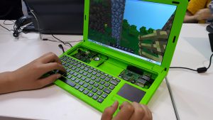 Die britische Firma Ceed bietet Laptops und Desktops auf Basis des Raspberry Pi (2 & 3) an.