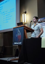 Abbildung 1: Chris McCord stellt das Phoenix-Framework in Version 1.3 vor. Das schart einige ehemalige RoR-Entwickler um sich, setzt aber nicht mehr auf Ruby, sondern auf die funktionale Sprache Elixir.