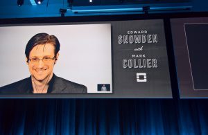 Abbildung 2: Edward Snowden trat in einer Live-Schaltung bei der Keynote auf. 